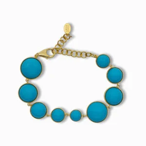 Precise clipping path outline used to isolate a product from its background in photo editing